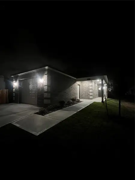 Exterior details and patio area of a home in , Richmond (Image 3).