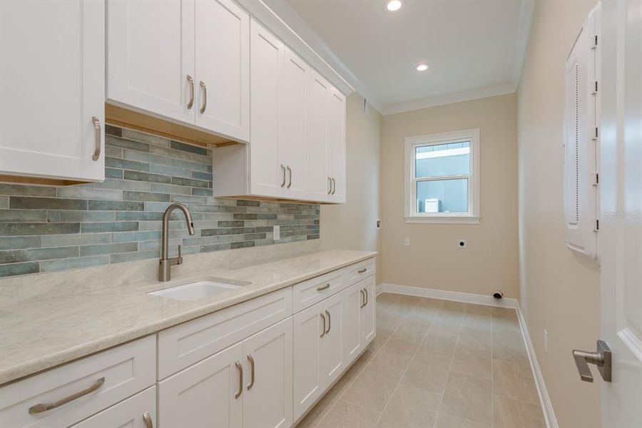 Furnished interior view inside a new home in , Tarpon Springs (Image 12).