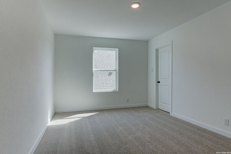 Spacious, unfurnished interior of a new home in Nopal Valley, San Antonio (Image 28).