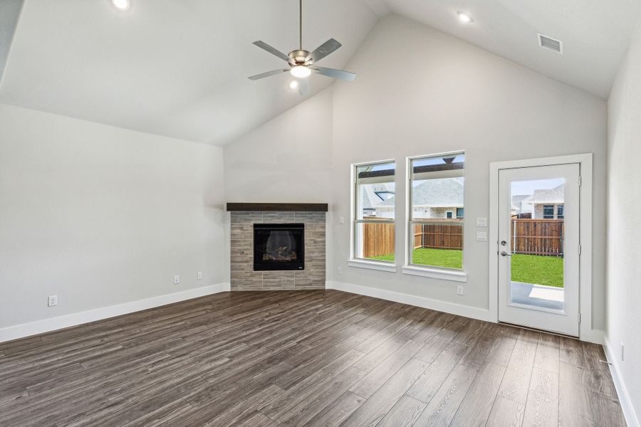 Spacious, unfurnished interior of a new home in Dove Hollow, Waxahachie (Image 27).