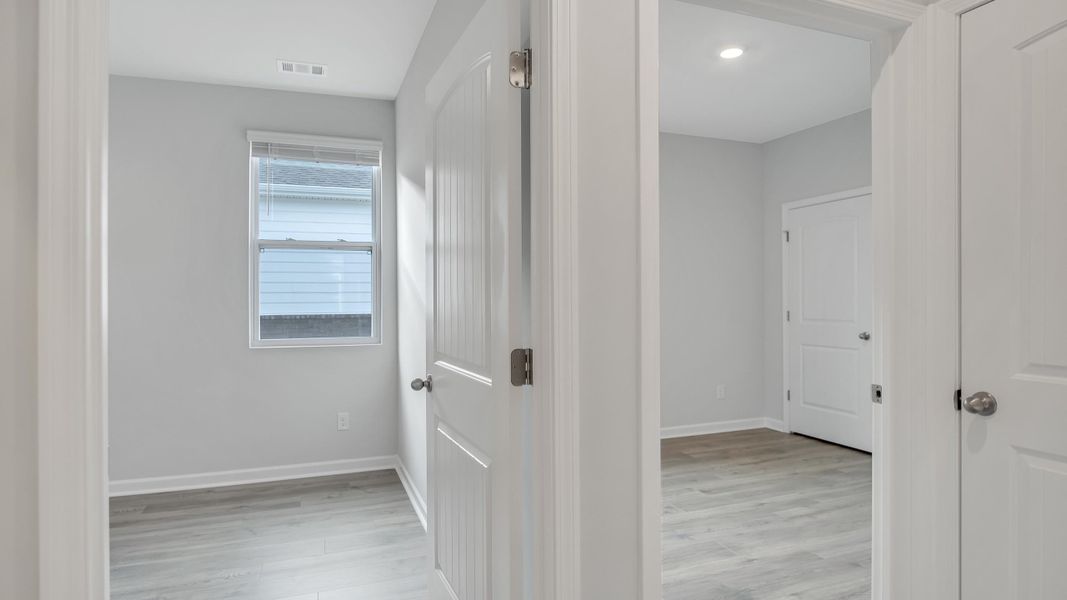 Spacious, unfurnished interior of a new home in River Landing, Murfreesboro (Image 24).