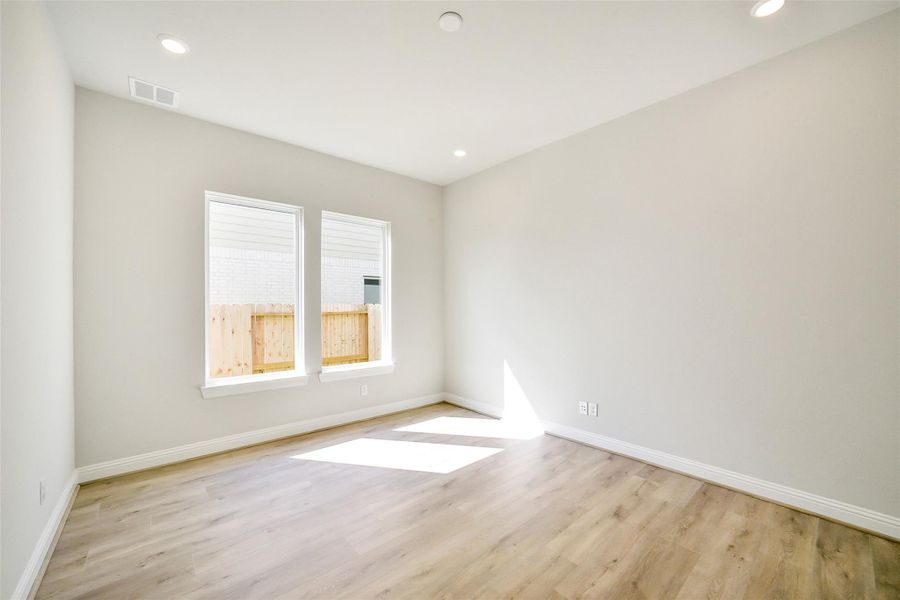 Spacious, unfurnished interior of a new home in Sienna 65', Missouri City (Image 42).