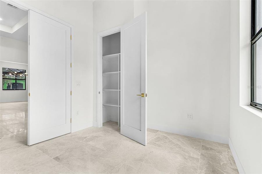 Spacious, unfurnished interior of a new home in , Port Charlotte (Image 15).