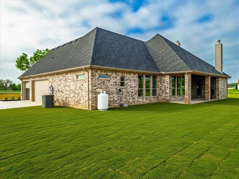 Exterior details and patio area of a home in , Granbury (Image 3).