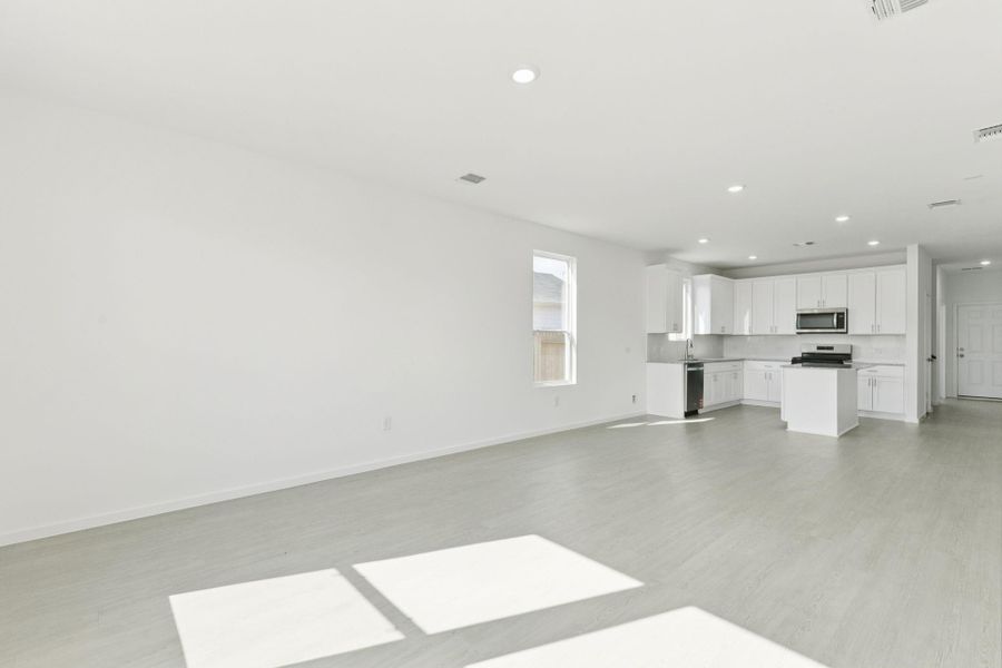Spacious, unfurnished interior of a new home in Windcress, Baytown (Image 31).