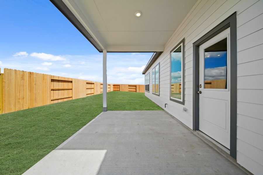 Exterior details and patio area of a home in Sunterra Lakes, Brookshire (Image 3).