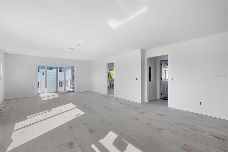 Spacious, unfurnished interior of a new home in , Bradenton Beach (Image 10).