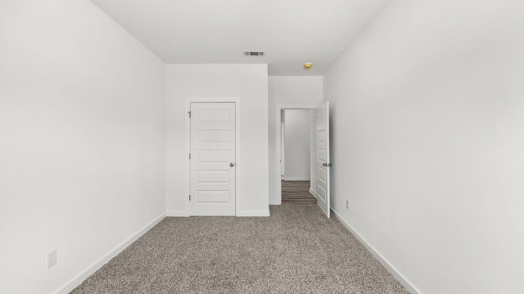Representative unfurnished interior of a home built from the Walker by D.R. Horton in Ashton Park Phase III, Freeport (Image 20).