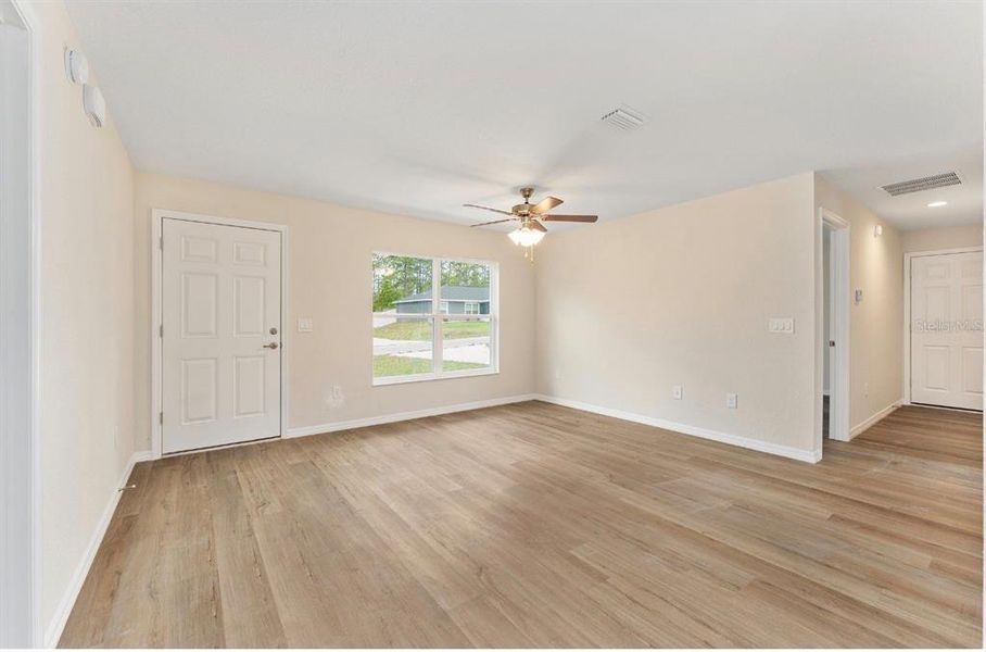 Spacious, unfurnished interior of a new home in , Dunnellon (Image 9).