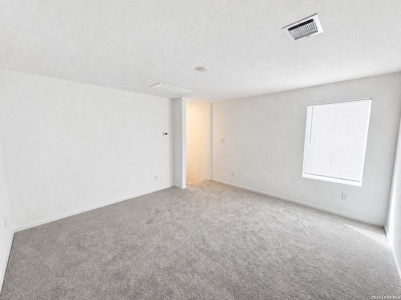 Spacious, unfurnished interior of a new home in Sapphire Grove, San Antonio (Image 11).