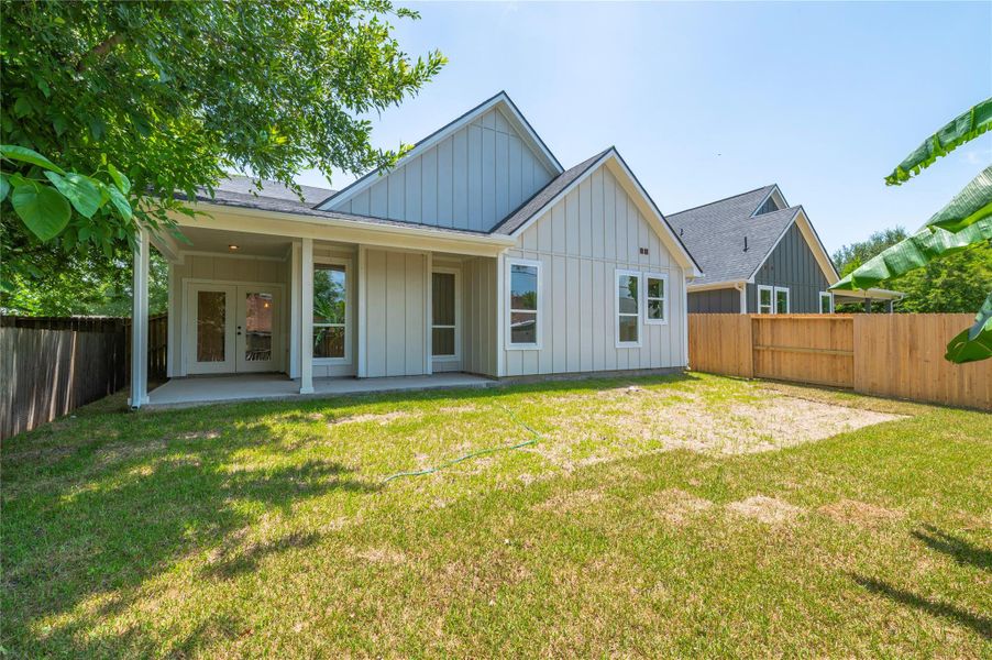 Exterior details and patio area of a home in , Texas City (Image 20).