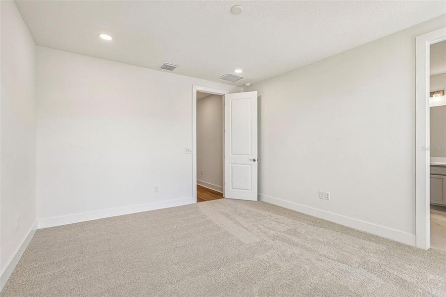 Spacious, unfurnished interior of a new home in Lagoon Residences at Epperson, Wesley Chapel (Image 39).