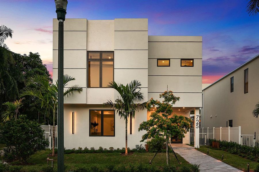 725 SE 4th Twilight Front Cropped Full
