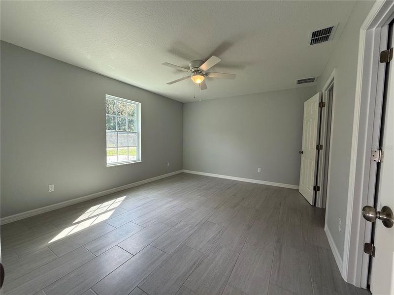 Spacious, unfurnished interior of a new home in , Ocala (Image 7).
