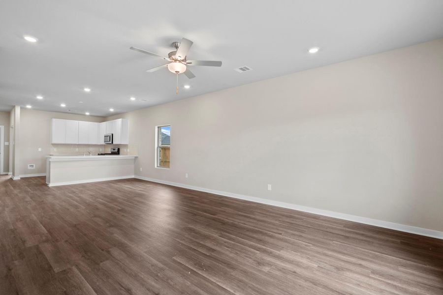Spacious, unfurnished interior of a new home in Laurel Landing 40', Alvin (Image 18).