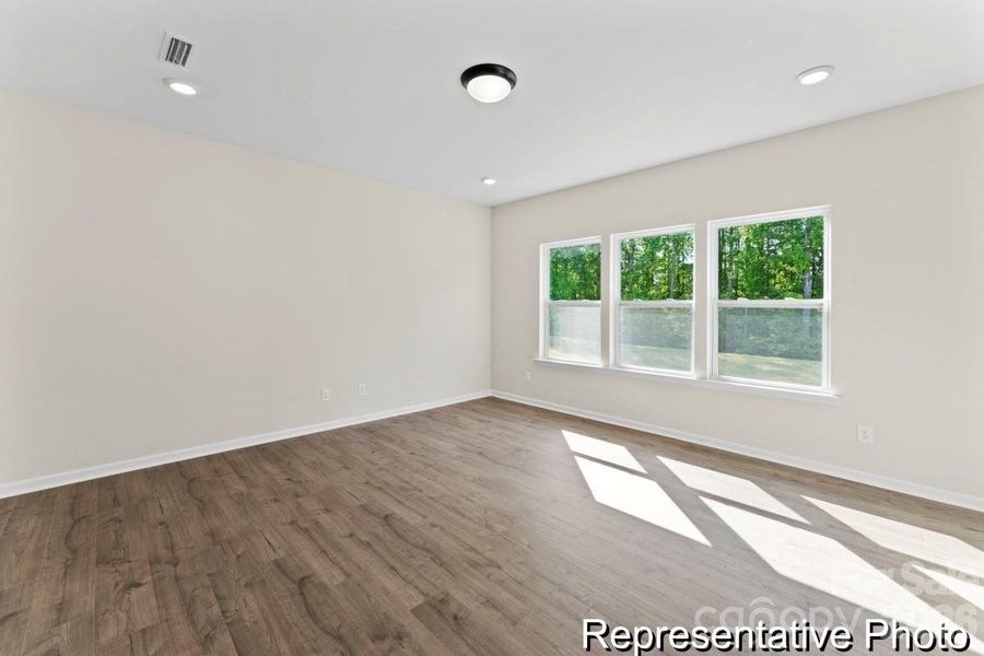 Spacious, unfurnished interior of a new home in Beaver Creek, Statesville (Image 8).