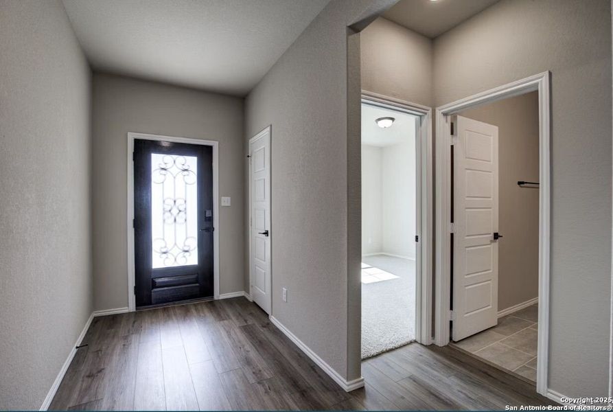 Spacious, unfurnished interior of a new home in Royal Crest, San Antonio (Image 12).