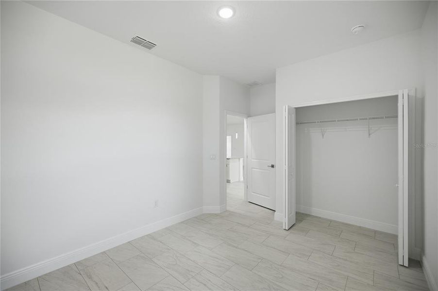 Spacious, unfurnished interior of a new home in , Citrus Springs (Image 27).
