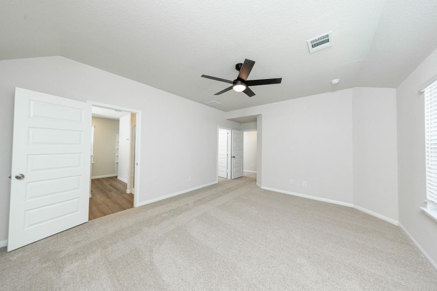 Spacious, unfurnished interior of a new home in River's Edge, Conroe (Image 20).