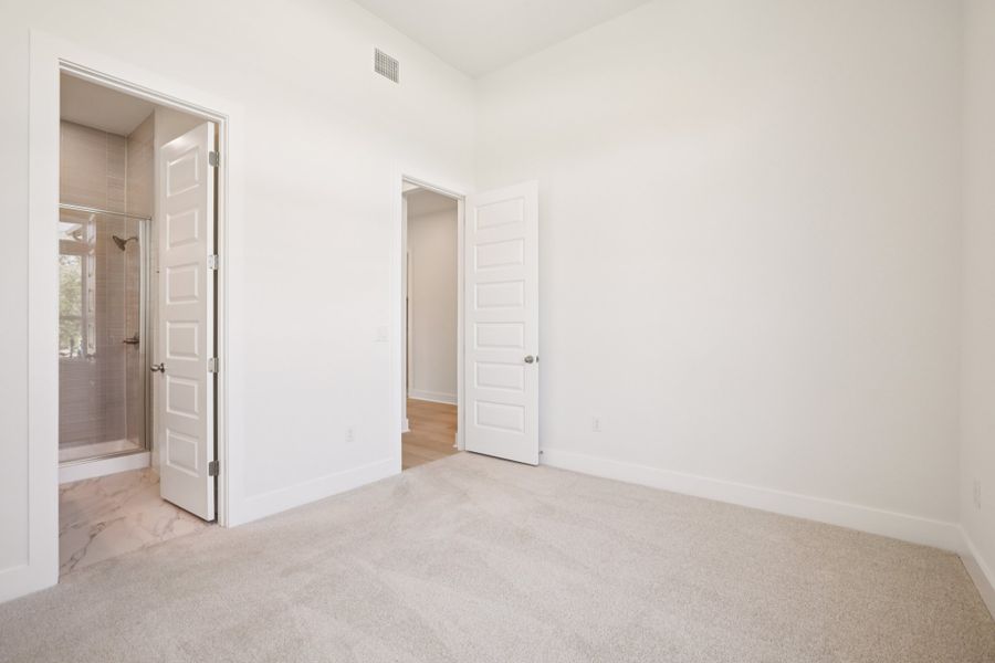 Spacious, unfurnished interior of a new home in Persimmon, Buda (Image 30).