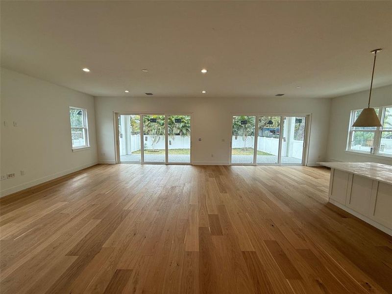 Spacious, unfurnished interior of a new home in , Tampa (Image 6).