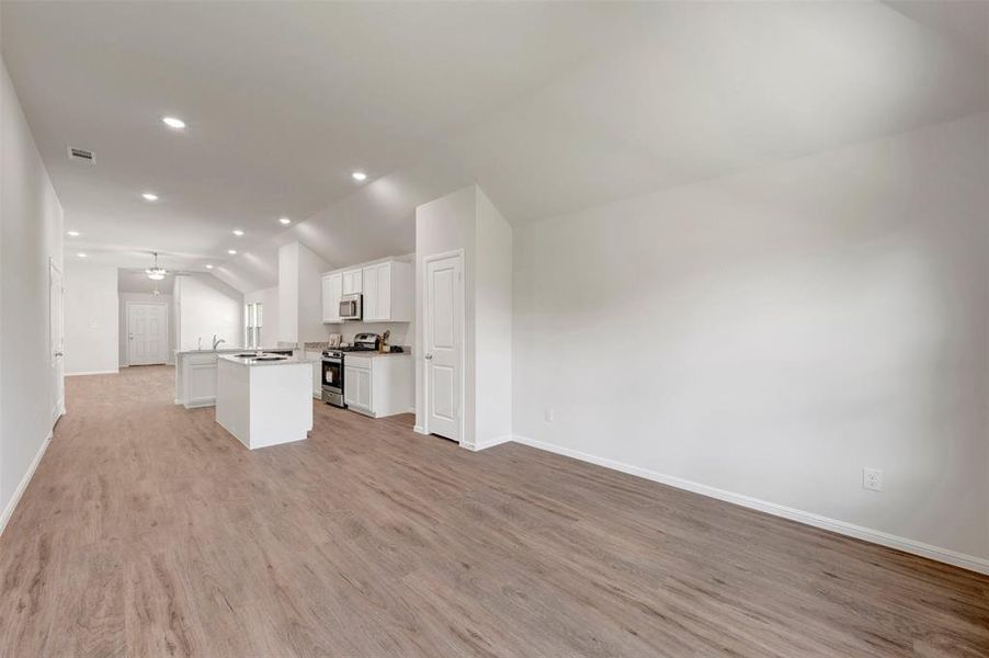 Spacious, unfurnished interior of a new home in Elevon, Lavon (Image 27).