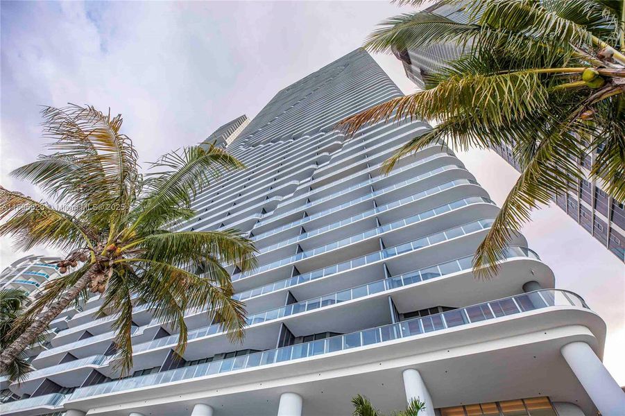 Condo located in Miami, FL showcasing its design and architecture (Image 3). Condo located in Miami, FL showcasing its design and architecture (Image 3).