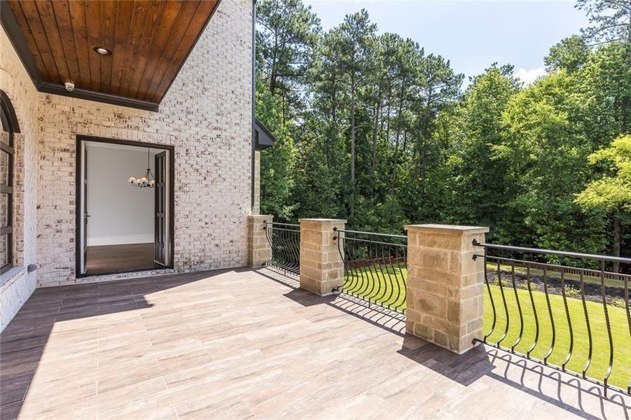 Exterior details and patio area of a home in , Roswell (Image 4).
