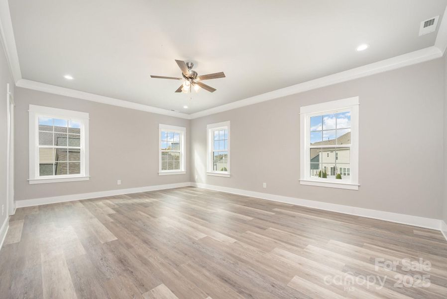 Large Bedroom 2/bonus with ensuite Large Bedroom 2/bonus with ensuite