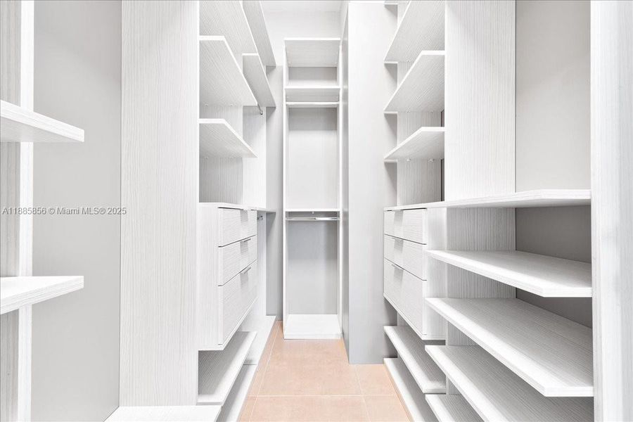 Spacious, unfurnished interior of a new home in , Miami (Image 14).