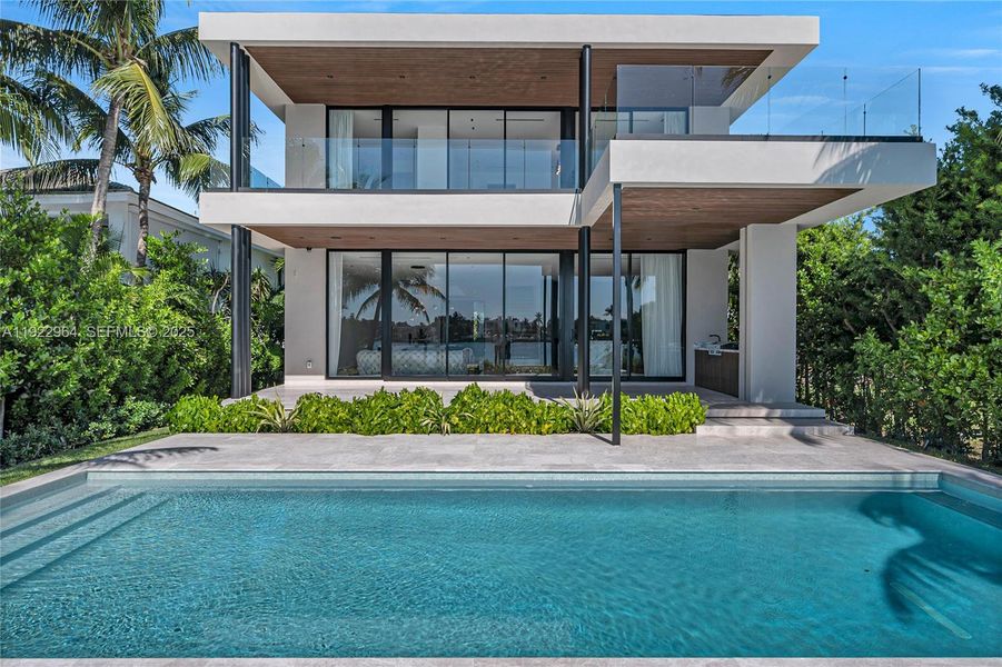 Condo located in Miami Beach, FL showcasing its design and architecture (Image 5).