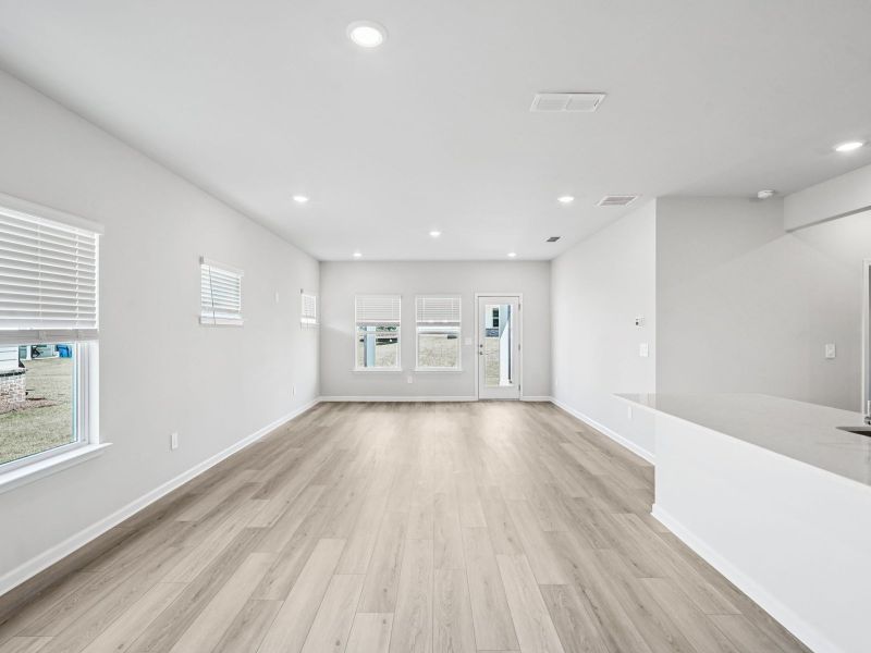 Spacious, unfurnished interior of a new home in Hawthorne Station, College Park (Image 12).