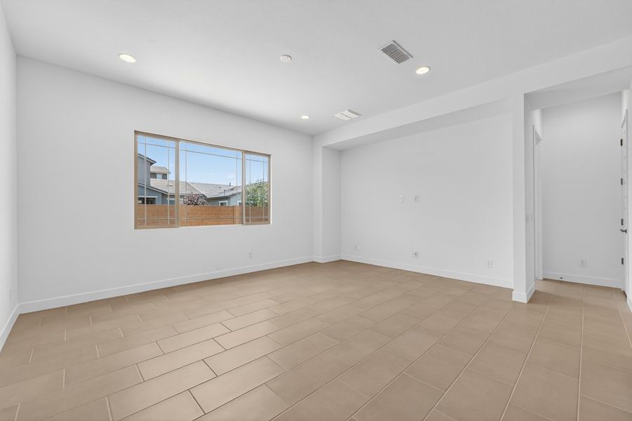 Spacious, unfurnished interior of a new home in Ellsworth Ranch, Queen Creek (Image 18).