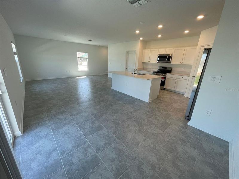 Spacious, unfurnished interior of a new home in Lawson Dunes, Haines City (Image 17).