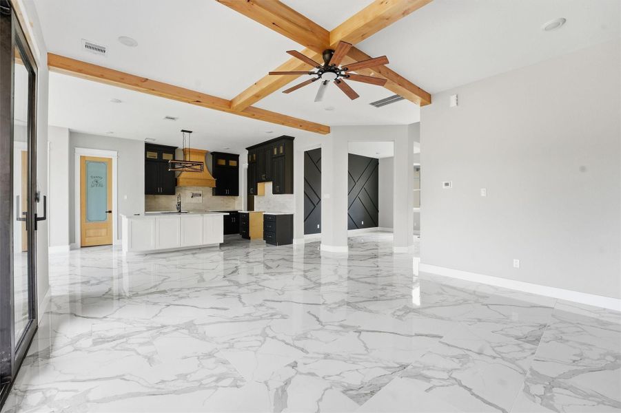 Spacious, unfurnished interior of a new home in , Conroe (Image 24).