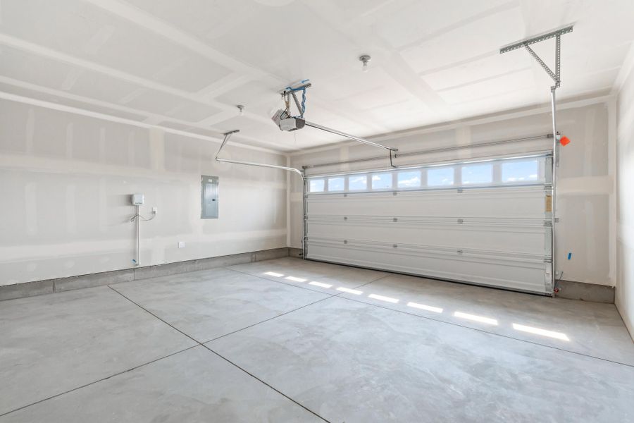 Spacious, unfurnished interior of a new home in IronHorse, Prineville (Image 31).