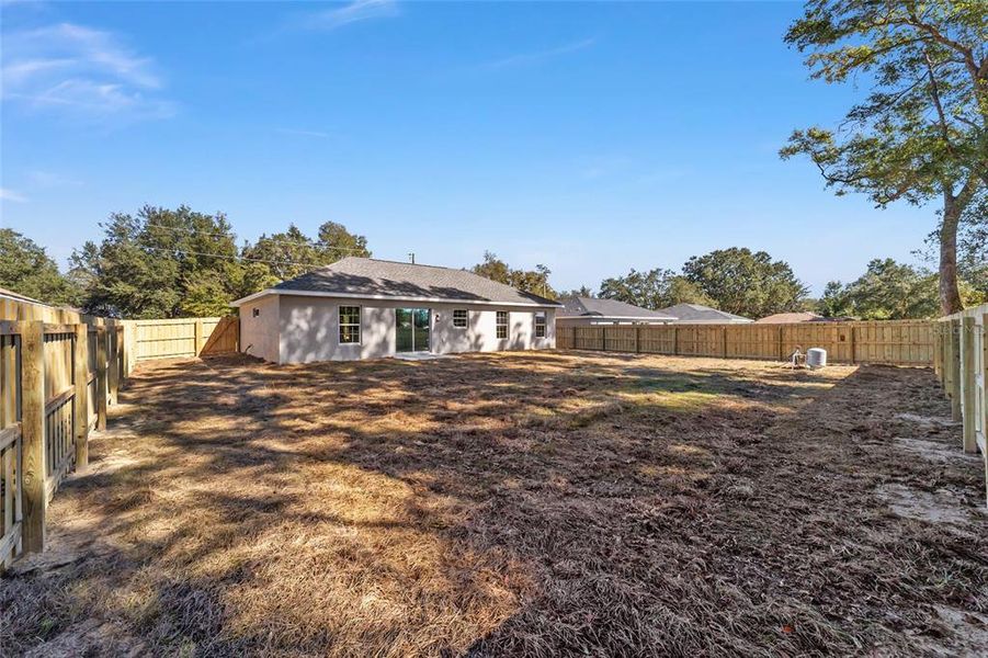 Exterior details and patio area of a home in , Dunnellon (Image 4).