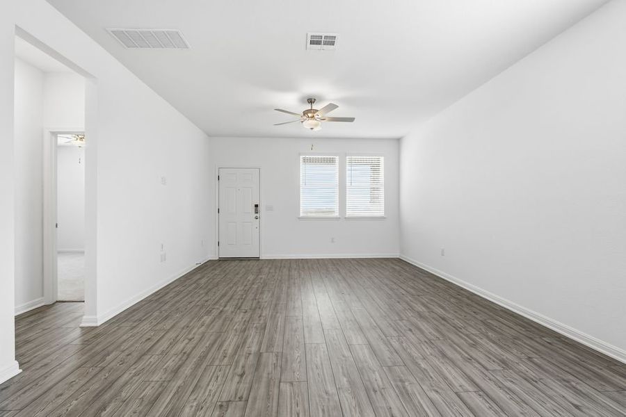 Spacious, unfurnished interior of a new home in Longview, Del Valle (Image 10).