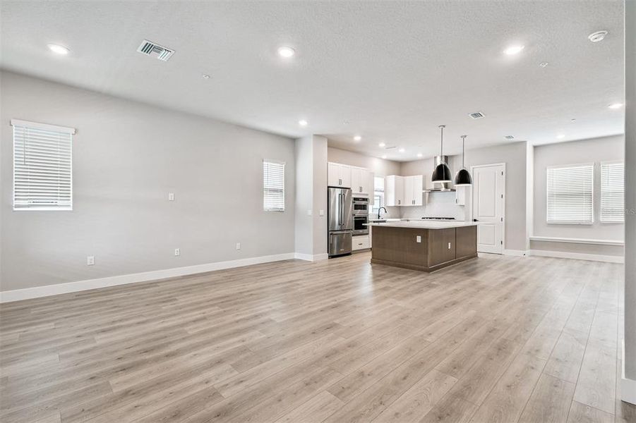 Spacious, unfurnished interior of a new home in , Sarasota (Image 23).