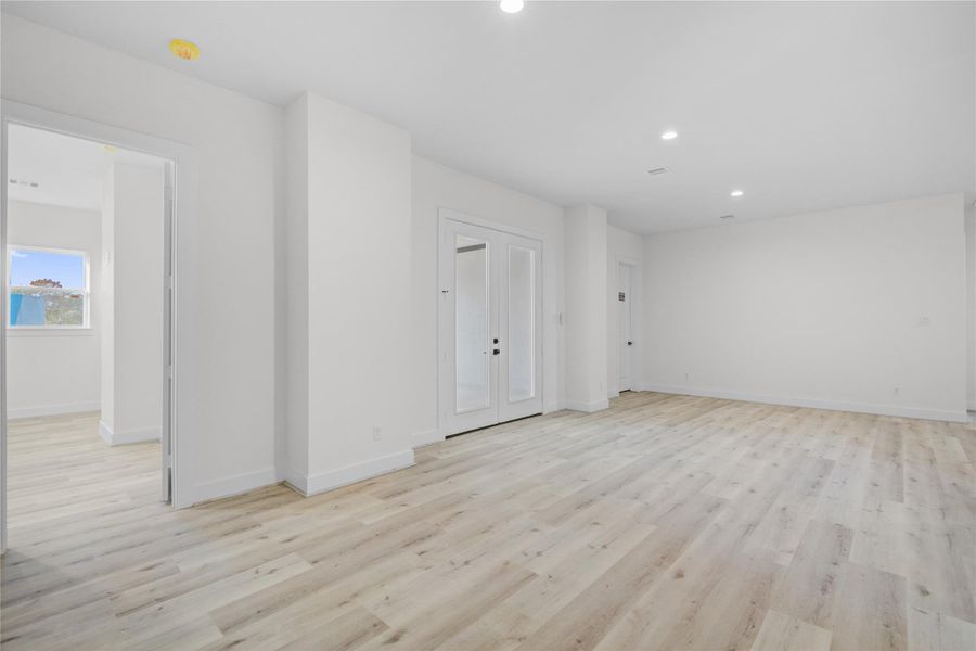 Spacious, unfurnished interior of a new home in , Houston (Image 44).