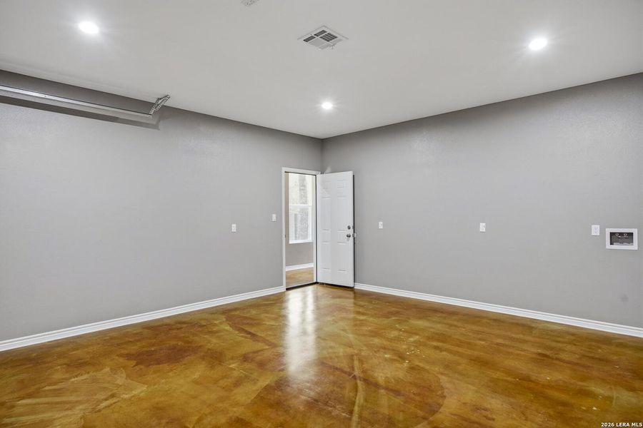 Spacious, unfurnished interior of a new home in , San Antonio (Image 24).