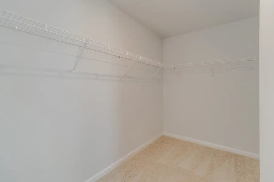 Spacious, unfurnished interior of a new home in Bluefield, Lexington (Image 26).