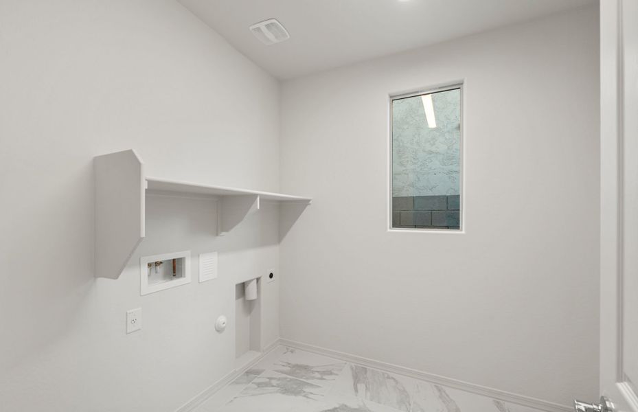 Spacious, unfurnished interior of a new home in Allen Ranches, Litchfield Park (Image 29).