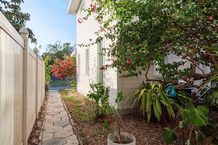 Exterior details and patio area of a home in , St. Petersburg (Image 33).