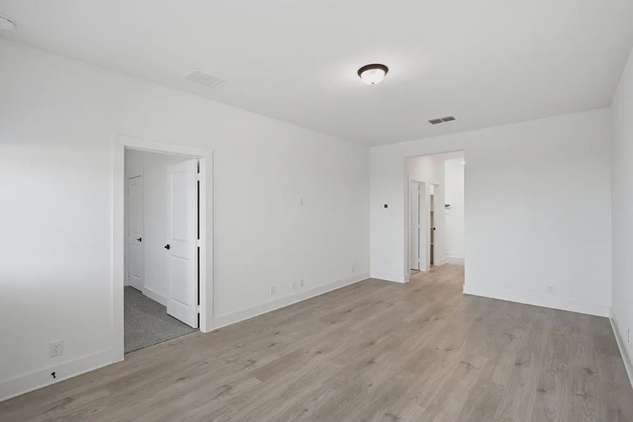 Spacious, unfurnished interior of a new home in Prominence Urban, San Antonio (Image 26).