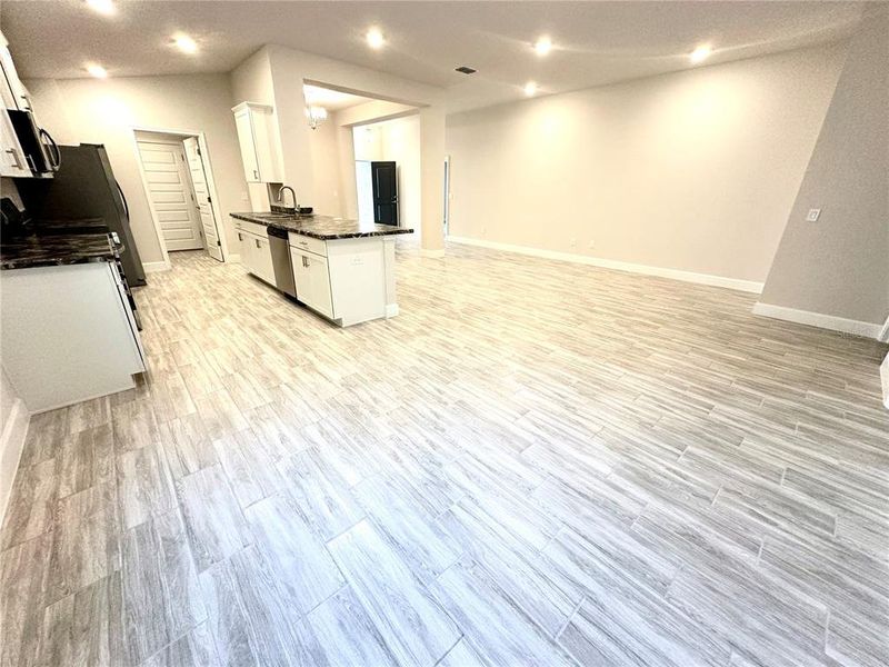 Spacious, unfurnished interior of a new home in Oak Hill Plantation, Ocala (Image 9).