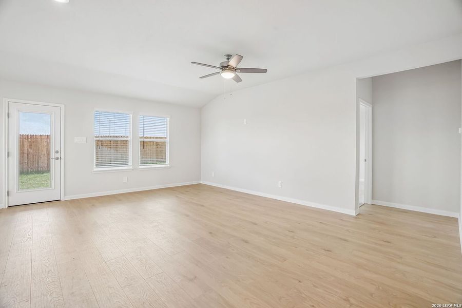 Spacious, unfurnished interior of a new home in Carmel Ranch, Schertz (Image 16).