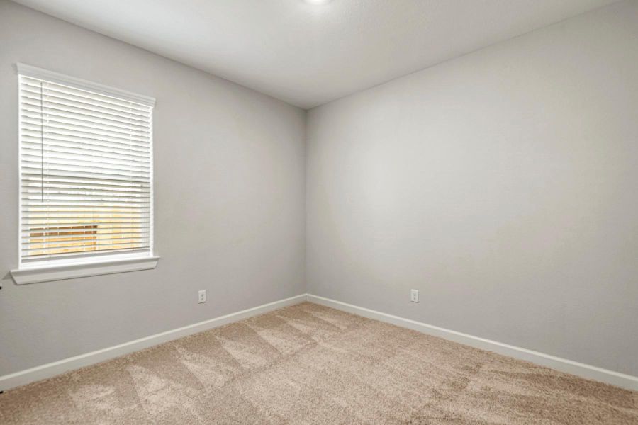Spacious, unfurnished interior of a new home in Sweetwater Ridge, Conroe (Image 14).