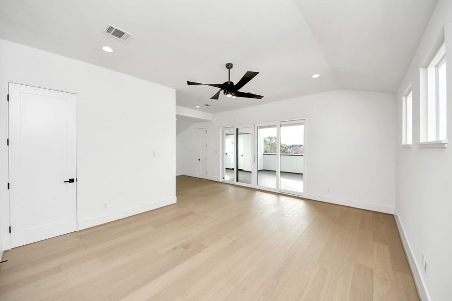Spacious, unfurnished interior of a new home in , Houston (Image 24).