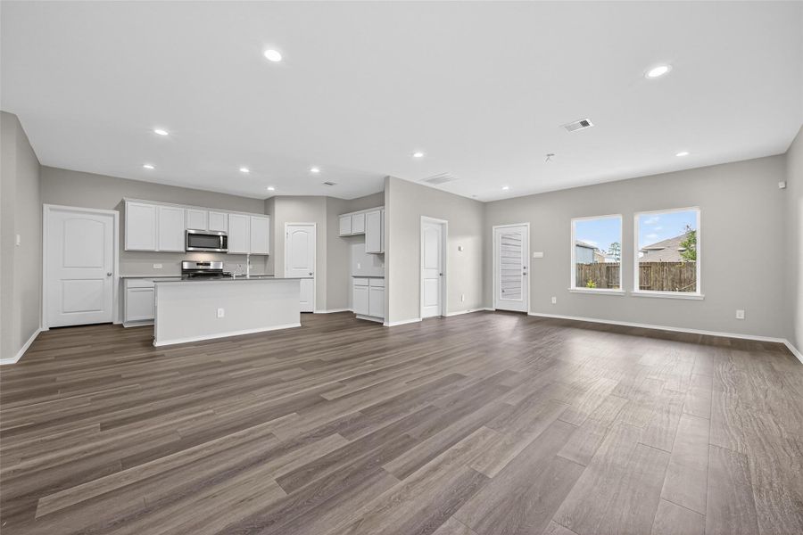 Spacious, unfurnished interior of a new home in Water Crest on Lake Conroe, Conroe (Image 39).